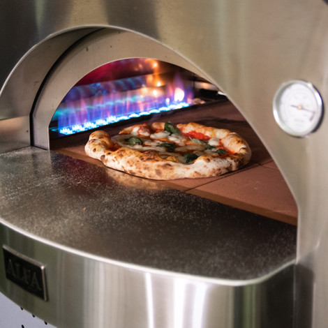 Pizza en train de cuire dans un four à gaz Classico 4 Pizze d'Alfa