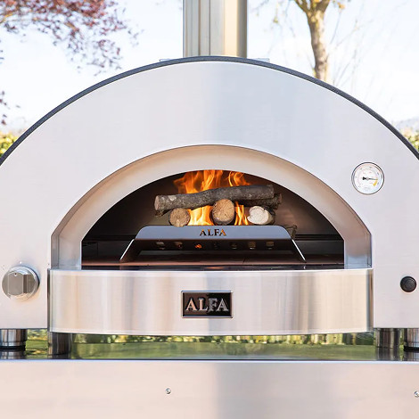 Feu brûlant sur garde bois Alfa dans four à pizza